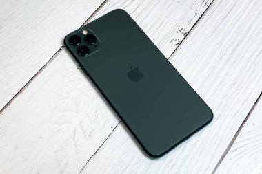 iPhone 11 Max Pro gece yarısı yeşili.