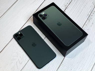 iPhone 11 Max Pro gece yarısı yeşili.