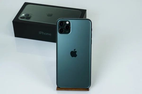 Iphone Max Pro Midnight Green Color Stock Editorial Photo C Nycruss