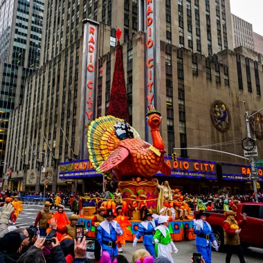 Her yıl düzenlenen Macy 'nin Şükran Günü geçit töreninde balon havada süzülüyor. Arka planda Radyo Müzik Salonu var. Manhattan, New York, ABD - 27 Kasım 2014.