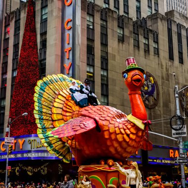 Her yıl düzenlenen Macy 'nin Şükran Günü geçit töreninde balon havada süzülüyor. Arka planda Radyo Müzik Salonu var. Manhattan, New York, ABD - 27 Kasım 2014.