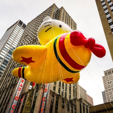 Hello Kitty, Macy 'nin Şükran Günü geçit töreninde havada süzülüyor. Arka planda Radio Music Hall ile birlikte. Manhattan, New York, ABD 27 Kasım 2014