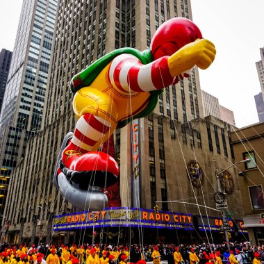 Ronald McDonald balonu, Macy 'nin Şükran Günü geçit töreni sırasında havada süzülür ve arkasında Radio Music Hall vardır. Manhattan, New York, ABD - 27 Kasım 2014.
