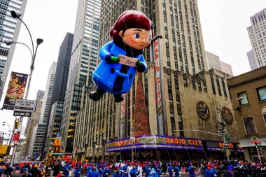 Virginia O 'Hanlon balonu Macy' nin Şükran Günü geçit töreni sırasında havada süzülür. Arka planda Radio Music Hall ile birlikte. Manhattan, New York, ABD - 27 Kasım 2014