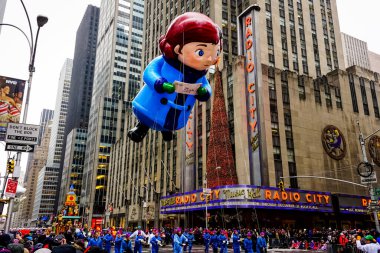 Virginia O 'Hanlon balonu Macy' nin Şükran Günü geçit töreni sırasında havada süzülür. Arka planda Radio Music Hall ile birlikte. Manhattan, New York, ABD - 27 Kasım 2014