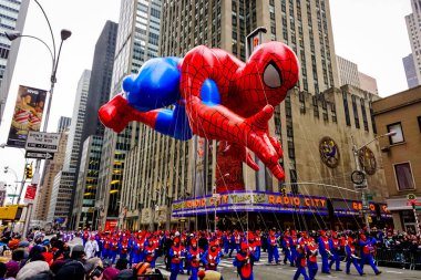 Power Ranger balonu her yıl düzenlenen Macy 's Şükran Günü geçit töreninde havada süzülüyor. Arka planda Radio Music Hall ile birlikte. Manhattan, New York, ABD 27 Kasım 2014