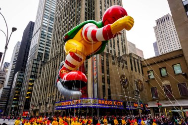 Ronald McDonald balonu, Macy 'nin Şükran Günü geçit töreni sırasında havada süzülür ve arkasında Radio Music Hall vardır. Manhattan, New York, ABD - 27 Kasım 2014.