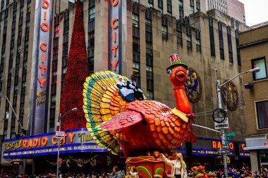 Her yıl düzenlenen Macy 'nin Şükran Günü geçit töreninde balon havada süzülüyor. Arka planda Radyo Müzik Salonu var. Manhattan, New York, ABD - 27 Kasım 2014.