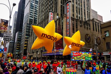 Her yıl düzenlenen Macy 'nin Şükran Günü geçit töreninde balon havada süzülüyor. Arka planda Radyo Müzik Salonu var. Manhattan, New York, ABD - 27 Kasım 2014.