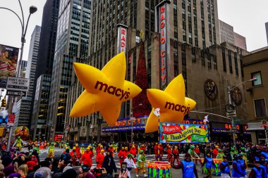 Her yıl düzenlenen Macy 'nin Şükran Günü geçit töreninde balon havada süzülüyor. Arka planda Radyo Müzik Salonu var. Manhattan, New York, ABD - 27 Kasım 2014.