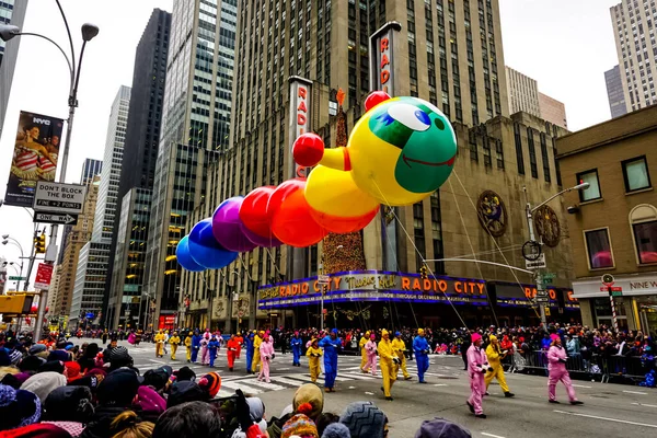 Balloon Плаває Повітрі Під Час Щорічного Параду Macy Thanksgiving Day — стокове фото