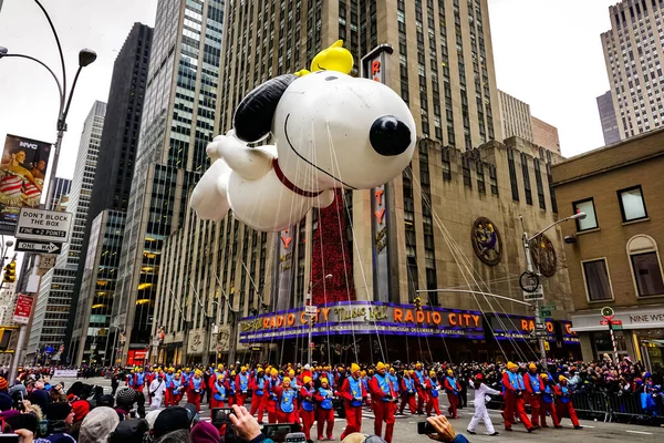Balon Snoopy Unosi Się Powietrzu Podczas Dorocznej Parady Macy Thanksgiving — Zdjęcie stockowe