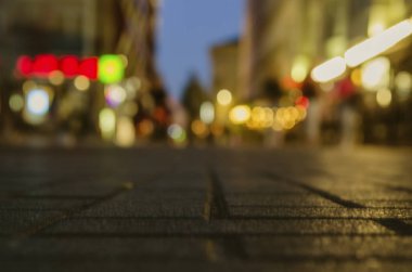 Şehir, Bokeh gecesinin arka planında. Akşam şehrinin odak dışı görüntüsü