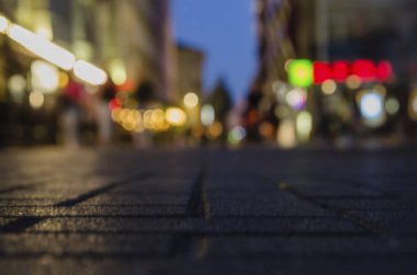 Şehir, Bokeh gecesinin arka planında. Akşam şehrinin odak dışı görüntüsü