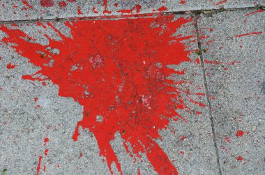 Duvardaki kırmızı kanlı leke