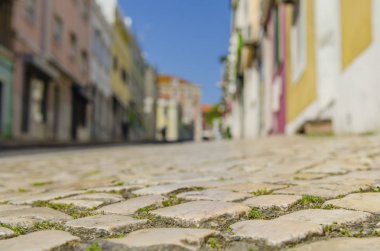 Eski Arnavut kaldırımlı taş yolu ayrıntılı olarak Lizbon arka planı eski evler
