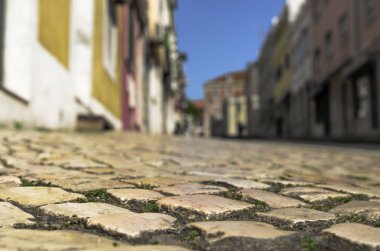 Eski Arnavut kaldırımlı taş yolu ayrıntılı olarak Lizbon arka planı eski evler