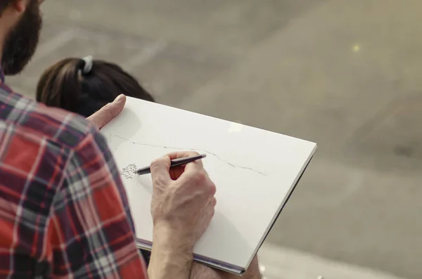 Homem Pintando Uma Paisagem Pedaço Papel Sentado Rua Homem Artista — Fotografia de Stock