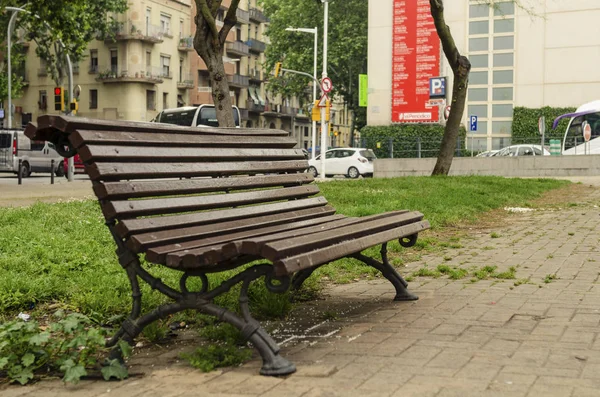 Καφετί Ξύλινο Πάγκο Στην Πόλη Βαρκελώνη — Φωτογραφία Αρχείου