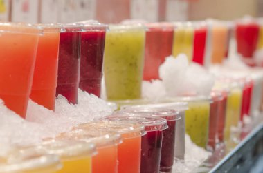 taze sıkılmış suyu Barcelona'da market raflarında