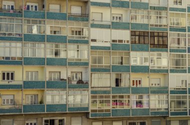 Bina modern tarzı penceresi mimarisi. Yeni bir çok katlı binaların dış cephe