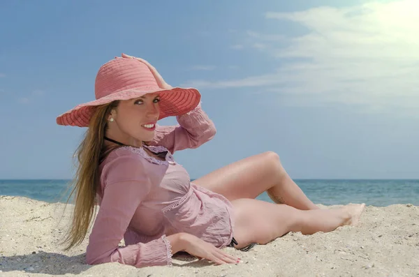 Mujer Joven Con Gran Sombrero Rojo Tirado Arena Playa Vacaciones — Foto de Stock