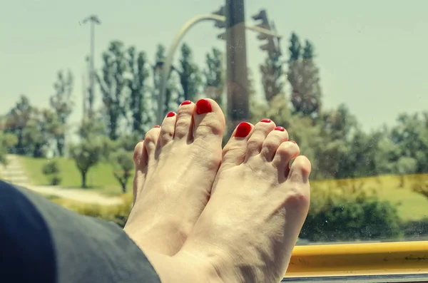 Женские Ноги Фоне Окна Туристического Автобуса Португалии — стоковое фото