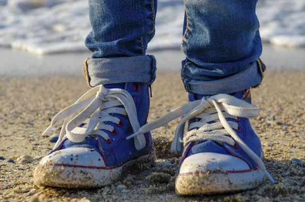 Zapatillas Deporte Color Azul Brillante Las Piernas Vestidas Con Jeans —  Fotos de Stock