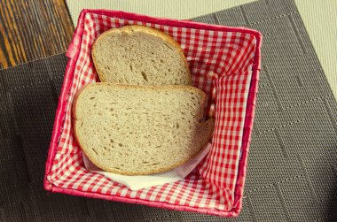 bir tabloda bir kafede güzel bir ekmek ekmek iki adet. Taze ekmek ekmek kutusu ahşap masa arka plan üzerinde beyaz kağıt kesti