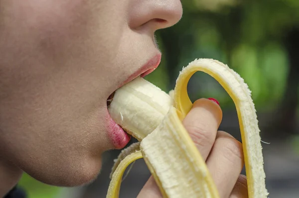 Mujer Con Labios Rojos Comiendo Plátano Concepto Mamada —  Fotos de Stock