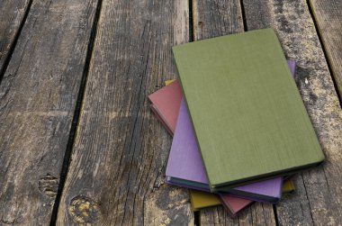 grunge ahşap masa arka plan üzerine kitaplar. Retro tarzı fotoğraf filtre. Kopya alanı ile üstten görünüm