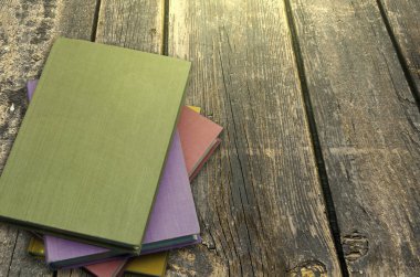 grunge ahşap masa arka plan üzerine kitaplar. Retro tarzı fotoğraf filtre. Kopya alanı ile üstten görünüm