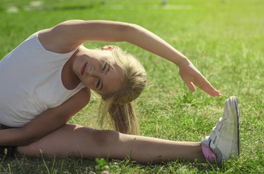 Nişanlı yoga, jimnastik, fitness açık havada kız