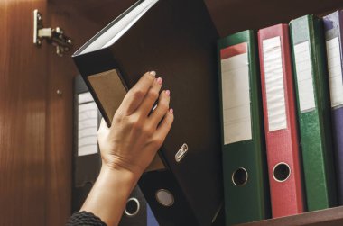 bir kadın memur almak bir Ciltçi belgenin dosya fol satırda