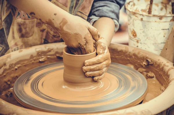 Handen Van Een Pottenbakker Pottenbakker Maken Van Keramische Mok Het — Stockfoto