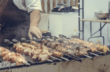 Barbekü ve bu yemek yapan adamın elini