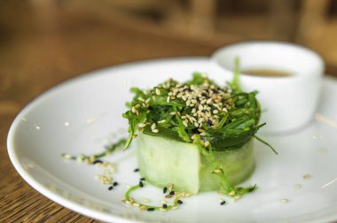 susam ile yeşil salata