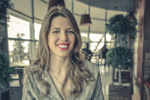 güzel kadın bir kafede göz kırpıyor