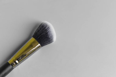 Gri arka planda makyaj fırçası