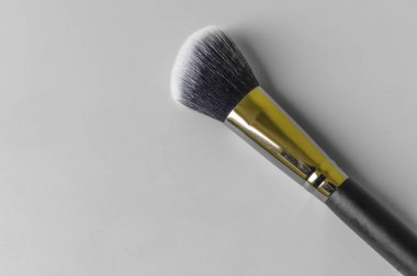 Gri arka planda makyaj fırçası