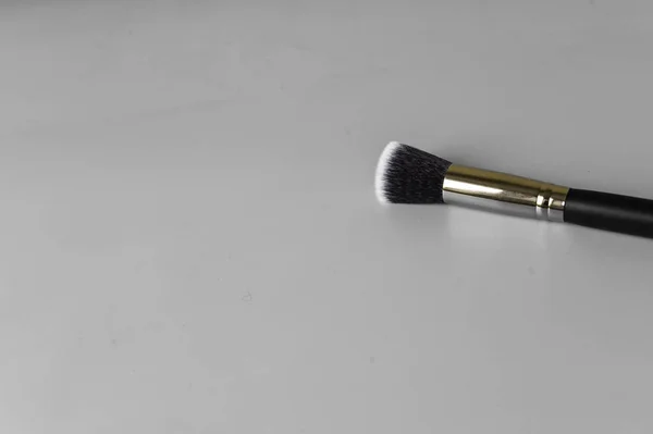 Brosse de maquillage sur fond gris — Photo