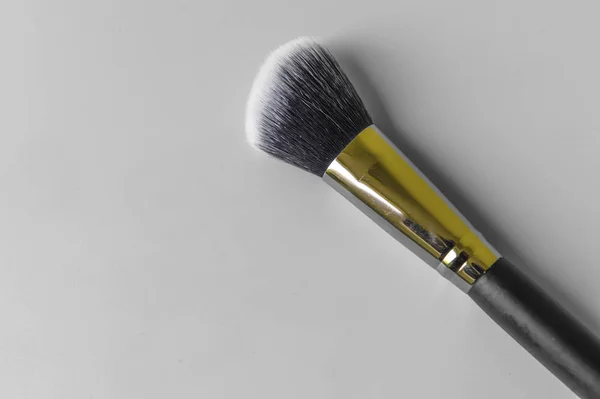 Make-up borstel op een grijze achtergrond — Stockfoto