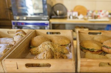 Pastanede örgü ören bir sepetteki kruvasanlar..