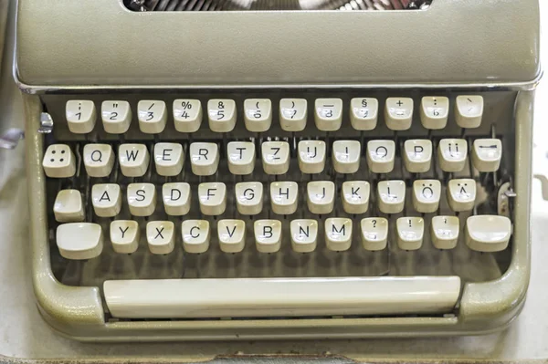 Oude, antieke Duitse Typewriter close-up — Stockfoto