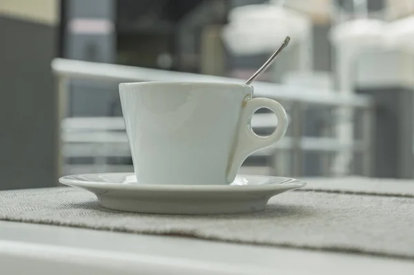 Чашка с кофе на столе — стоковое фото