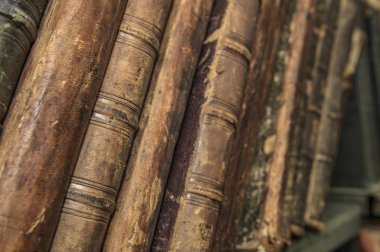 bir kütüphanede eski vintage kitap yığını 