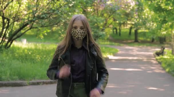Tiener Meisje Loopt Het Park Neemt Een Medisch Masker Lacht — Stockvideo