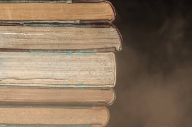 Kütüphane rafında bir yığın eski kitap