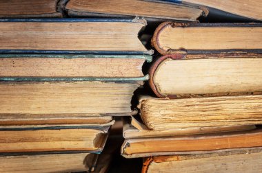 Kütüphane rafında bir yığın eski kitap