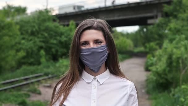 医療マスクコロナウイルスからの保護 パンデミックの終わり 屋外の女性の肖像画 — ストック動画